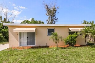 5641 Honeysuckle Dr in West Palm Beach, FL - Building Photo