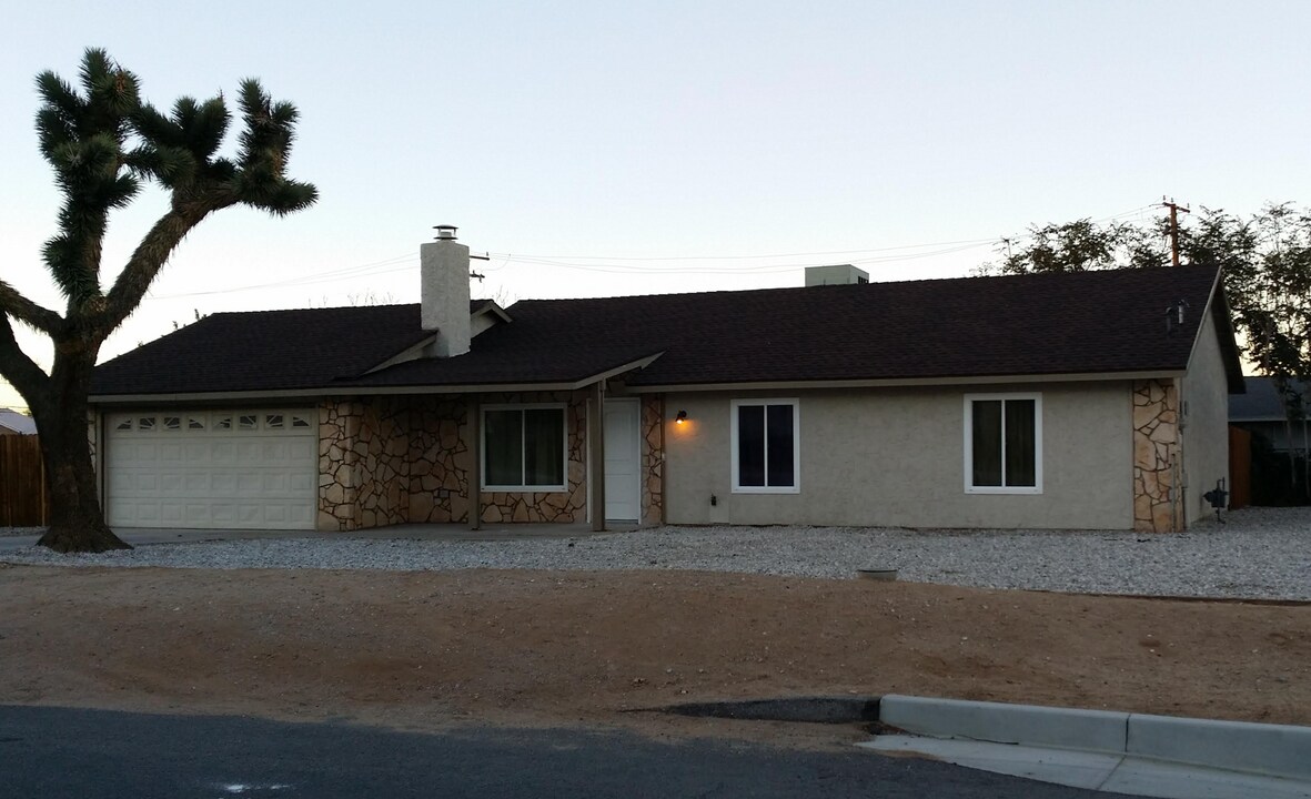 15958 Cajon St in Hesperia, CA - Building Photo