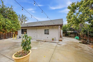 570 W Montana St in Pasadena, CA - Building Photo