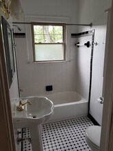 2109 Village Dr, Unit 6 in Louisville, KY - Foto de edificio - Building Photo