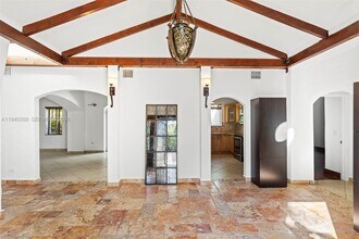 7975 Sunset Dr in Miami, FL - Building Photo - Building Photo