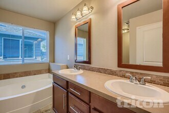 20615 7th Ave Ct E in Spanaway, WA - Foto de edificio - Building Photo