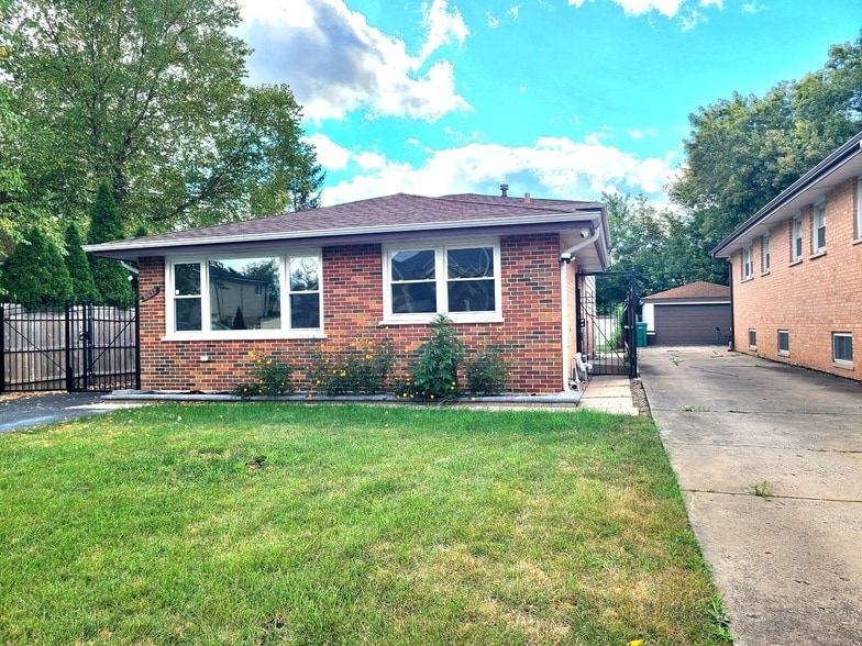 6437 82nd St in Burbank, IL - Building Photo