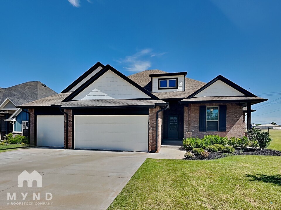 829 E Barajas Terrace in Mustang, OK - Building Photo