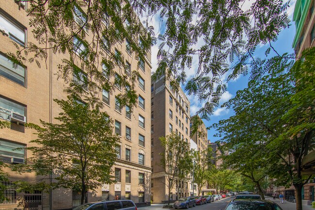 145 W 71st St in New York, NY - Building Photo - Building Photo