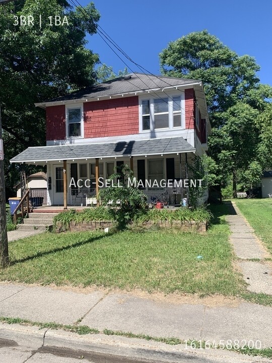 2109 St Charles Ave SW in Grand Rapids, MI - Building Photo