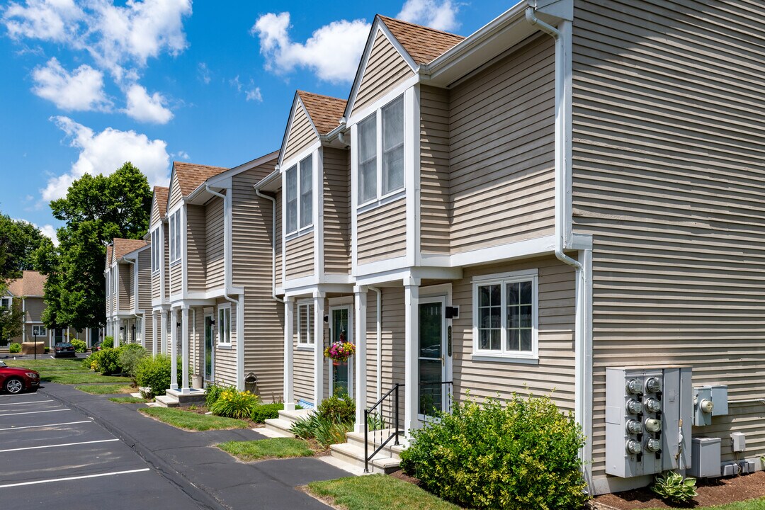 Bowen Court in Riverside, RI - Foto de edificio