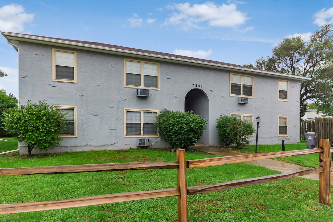 2589 Red Rock Blvd-Unit -b in Grove City, OH - Foto de edificio