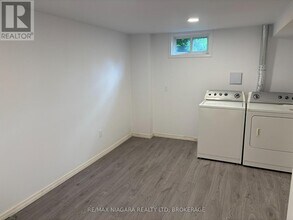 21 Woodlawn Rd in Welland, ON - Building Photo - Building Photo