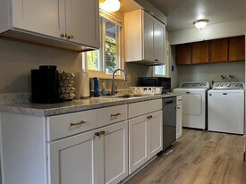 925 Olympic Ave in Medford, OR - Building Photo