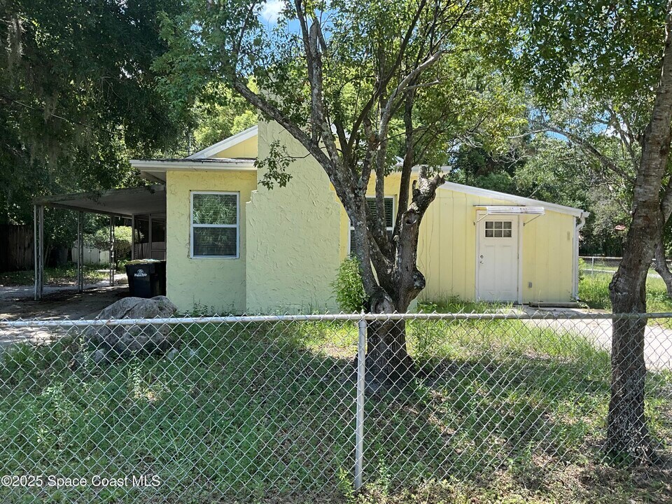 2886 Pollak Ave NE in Palm Bay, FL - Foto de edificio