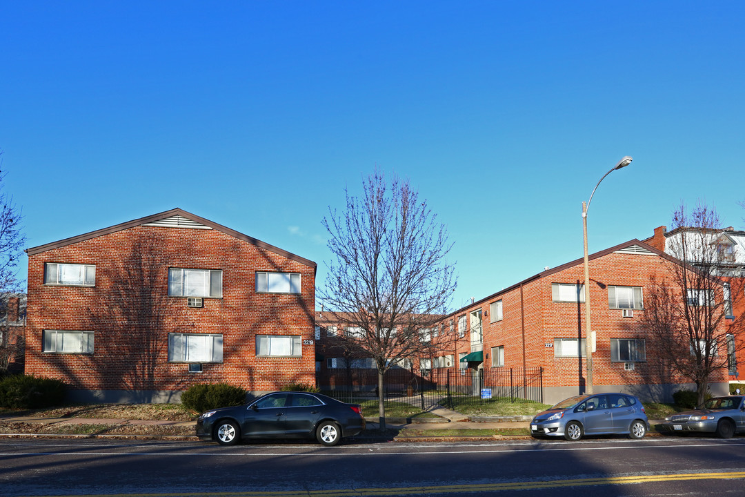 Reservoir Square Apartments in St. Louis, MO - Building Photo