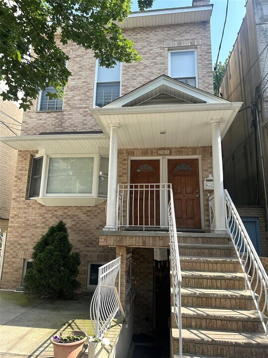 268 E 235th St in Bronx, NY - Building Photo