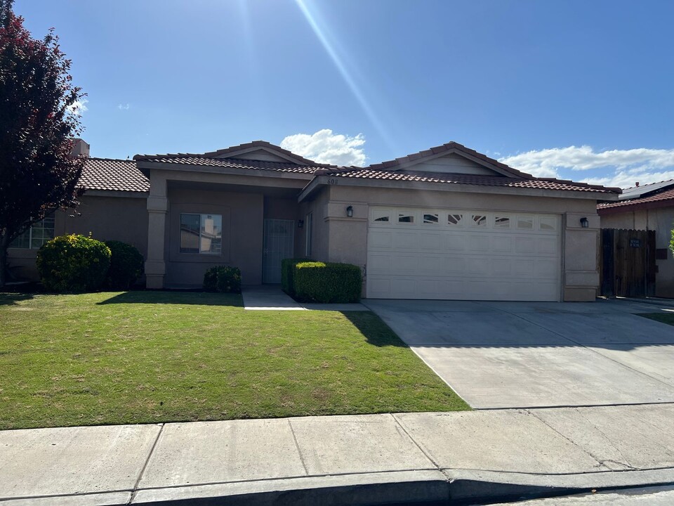 608 Isla Bonita St in Bakersfield, CA - Building Photo