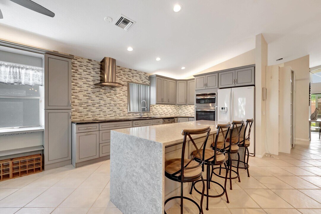 6761 Sun River Rd in Boynton Beach, FL - Building Photo