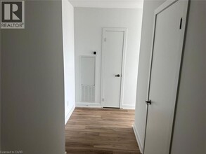 370 Martha St in Burlington, ON - Building Photo - Building Photo