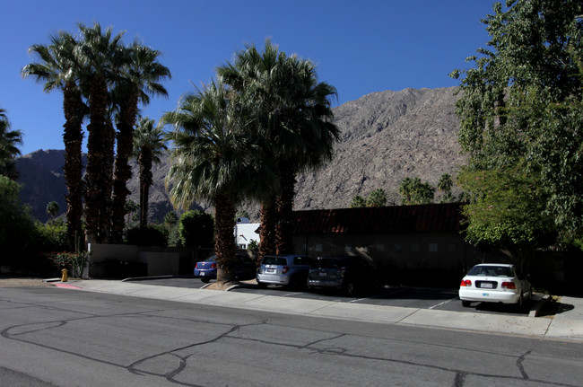 275 S Lugo Rd in Palm Springs, CA - Building Photo - Building Photo