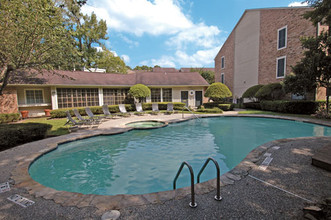 Bayou Oaks Apartments in Houston, TX - Building Photo - Building Photo