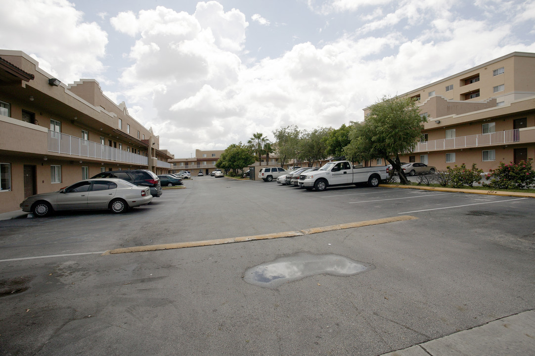 Niki's Point in Hialeah, FL - Foto de edificio