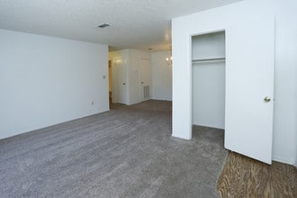 The Oaks Apartments in Gulfport, MS - Building Photo - Interior Photo