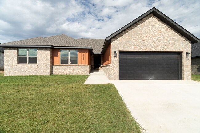 922 Petit Jean St in Prairie Grove, AR - Building Photo - Building Photo