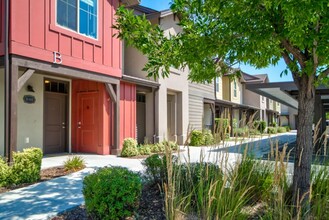 Linder Springs Townhomes in Meridian, ID - Foto de edificio - Building Photo