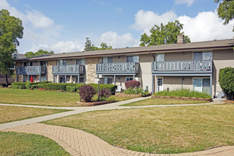 Greenspire Oak Knoll Apartments in Cary, IL - Foto de edificio - Building Photo