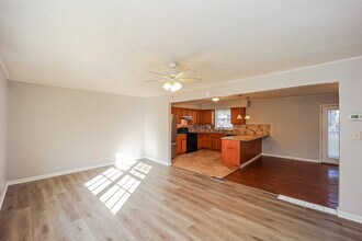 6160 Connell Rd in College Park, GA - Foto de edificio - Building Photo