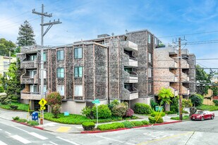 696 Athol Ave in Oakland, CA - Building Photo