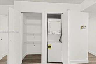 302 Lakeview Dr in Weston, FL - Building Photo - Building Photo