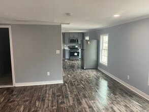 44 Bridgeport Ave in Shelton, CT - Foto de edificio - Building Photo