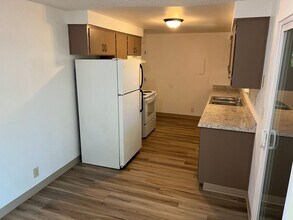 430 S 51st Pl in Springfield, OR - Foto de edificio - Building Photo