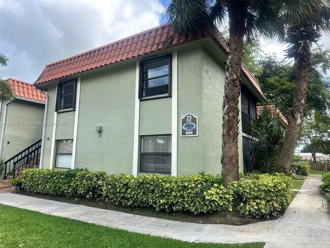 9808 Hammocks Blvd in Miami, FL - Building Photo - Building Photo