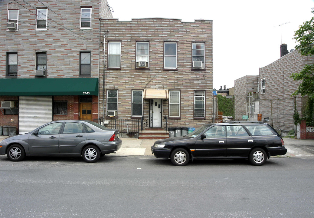 37-14 11th St in Long Island City, NY - Building Photo