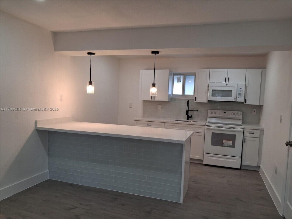 2155 SW 72nd Ave, Unit 3 in Miami, FL - Building Photo