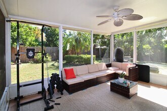 204 Jody Ct in Largo, FL - Foto de edificio - Building Photo