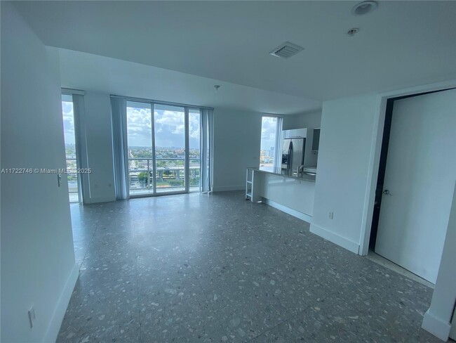 185 SW 7th St, Unit 1500 in Miami, FL - Building Photo - Building Photo