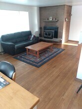 915 NW 56th St, Unit Triplex in Seattle, WA - Building Photo - Building Photo