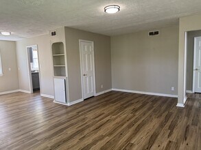 2450 Greenvale Rd in Cleveland, OH - Building Photo - Building Photo