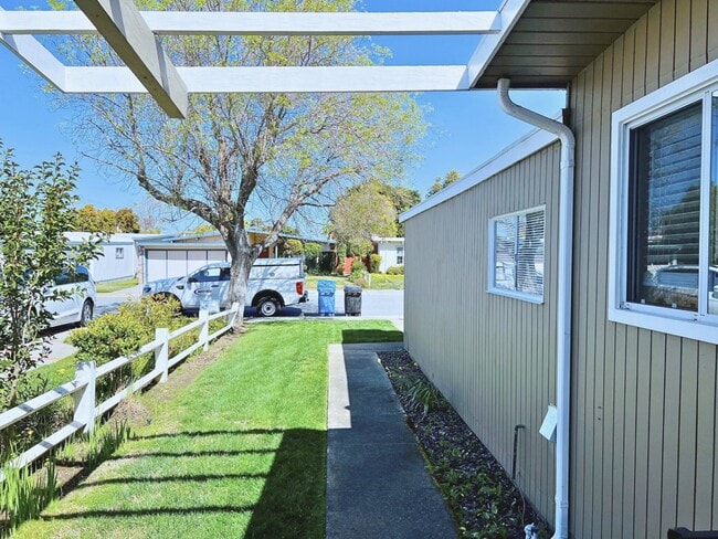 1652 Borden St in San Mateo, CA - Building Photo - Building Photo