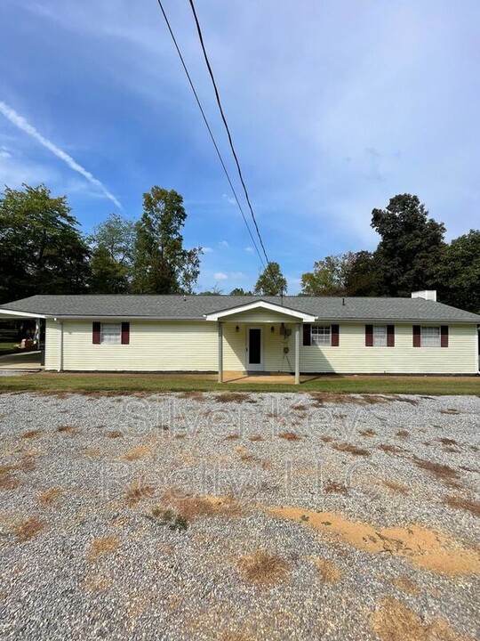 1033 Red Cloud Rd in Ten Mile, TN - Building Photo