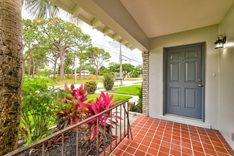 1002 Boston Ave in Fort Pierce, FL - Foto de edificio - Building Photo