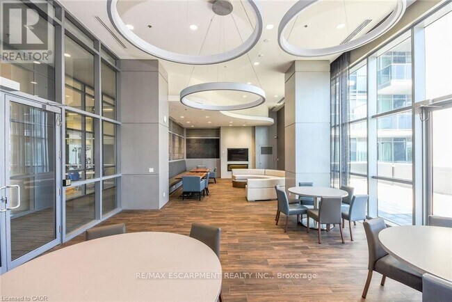 2087 Fairview St in Burlington, ON - Building Photo - Building Photo