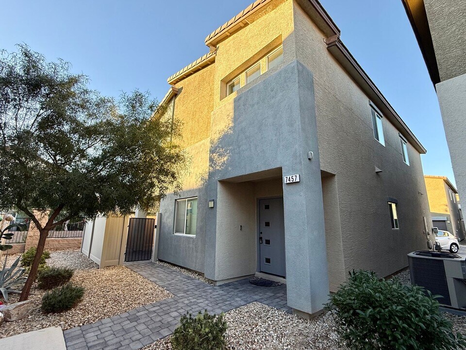 7457 ONYX St in North Las Vegas, NV - Building Photo