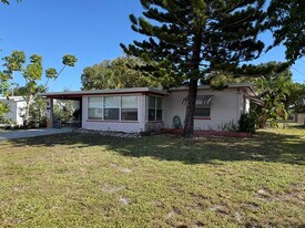1601 NE Maureen Ct in Jensen Beach, FL - Building Photo