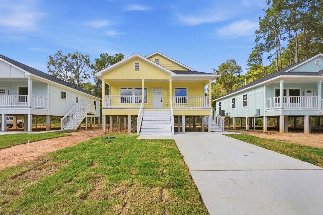 1913 Ross Ave in Cleveland, TX - Building Photo