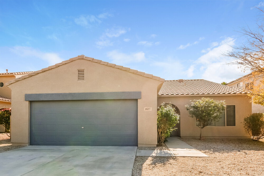 16007 W Port Royale Ln in Surprise, AZ - Building Photo