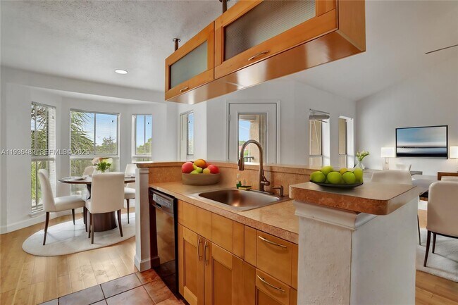 977 Riverside Dr in Coral Springs, FL - Foto de edificio - Building Photo