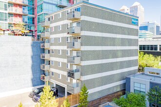 Amantea Tower in Calgary, AB - Building Photo - Building Photo