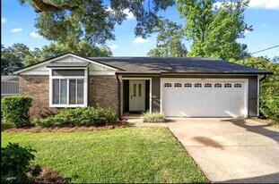 2421 Wintergreen Rd in Tallahassee, FL - Building Photo